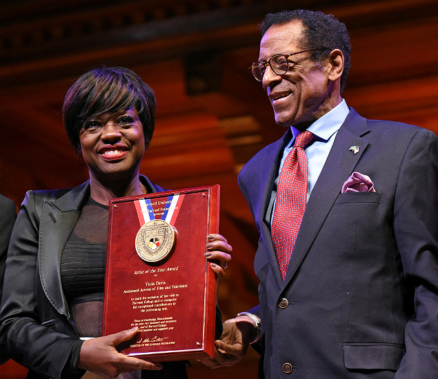 A atriz Viola Davis recebe o prmio de Artista do Ano da Universidade Harvard 