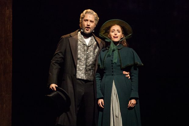 Daniel Diges como Jean Valjean e Clara Verdier como Cosette na montagem brasileira de 'Os Miserveis