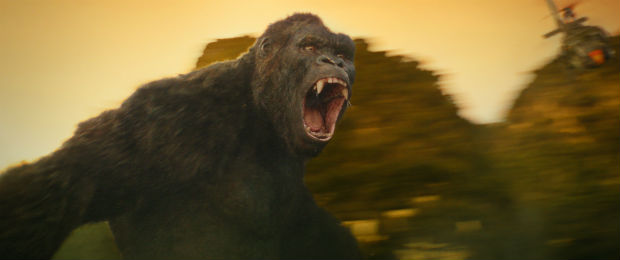 Kong enfurecido avana contra helicpteros na Ilha da Caveira