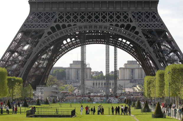  Paris, Franca. 07.05.2013. Turistas embaixo da Torre Eiffel, em Paris. Foto: Moacyr Lopes Junior.***exclusivo para Turismo da Folha"""
