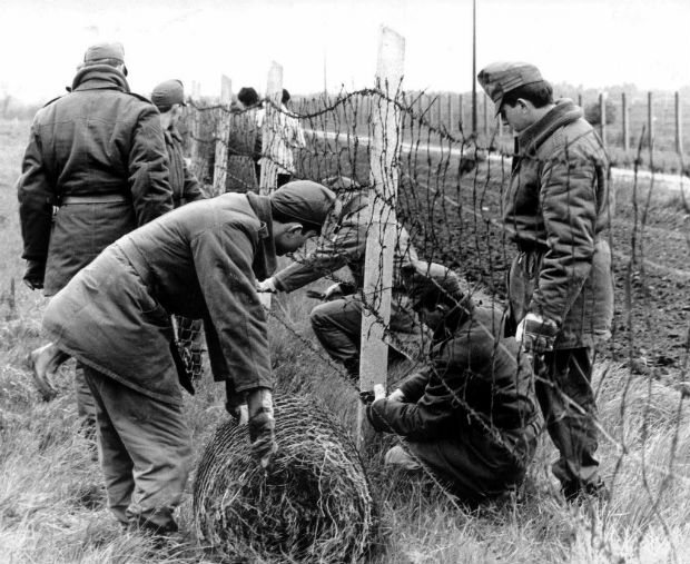  ORG XMIT: 172601_0.tif As fotos do sculo: "Abertura da Cortina de Ferro" - Cerca de arame farpado que separava Hungria da ustria  retirada. Hungarian border guards remove the barbed wire frontier towards Austria and Western Europe near Hegyeshalom, Hungary, some 50 kilometers (30 miles) east of Vienna on May 2, 1989. Hungary was the first East European communist nation which opened the so-called "Iron Curtain" to the West. (AP Photo/Kronen Zeitung, Gino Molin) MANDATORY CREDIT