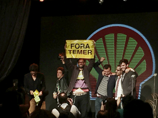 Coletivo Bijari levanta cartaz com os dizeres "fora, Temer" ao vencer o prêmio de melhor cenário por "Adeus Palhaços Mortos" no 29º Prêmio Shell de Teatro de São Paulo