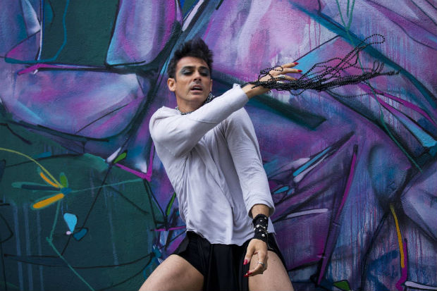 Bailarino na coreografia "Risco", que o Bal da Cidade de So Paulo apresenta em 2017