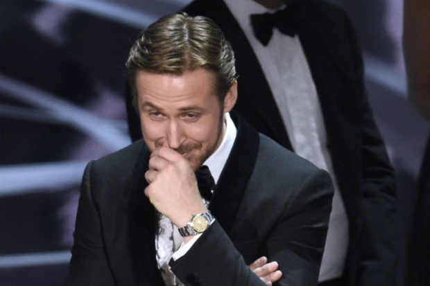 Ryan Gosling ri durante gafe do Oscar, que premio por engano 