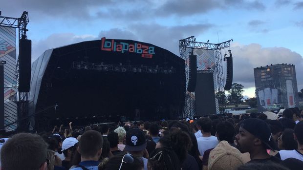 O pblico se prepara para a apresentao da cantora M, no palco Axe. Deve comear em alguns minutos