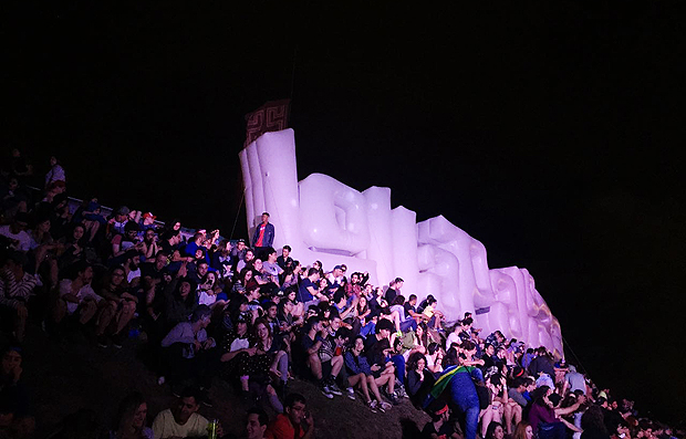 Pblico apinhado nas laterais do palco Skol para ver os Strokes.