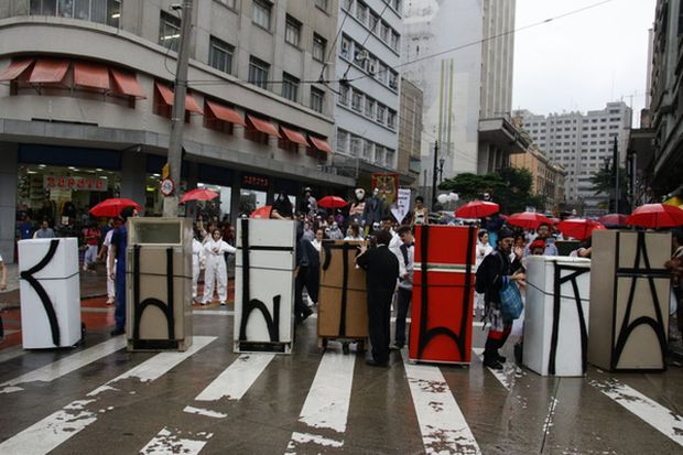 Ativistas fazem por descongelamento de verbas municipais da Cultura, em frente ao Theatro Municipal