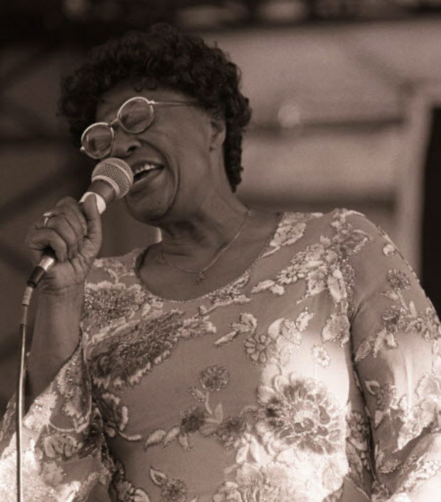A cantora Ella Fitzgerald se apresenta em show em Newport. Ella Fitzgerald, "the First Lady of Song," has died at her home in Beverly Hills, Calif., Saturday, June 15, 1996. Fitzgerald, shown in this 1983 file photo during a concert in Newport, R.I., was 78. [AP Photo/Julie Markes]*** NO UTILIZAR SEM ANTES CHECAR CRDITO E LEGENDA***