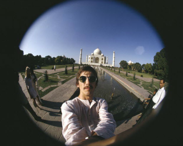 George Harrison diante do Taj Mahal, em 1966
