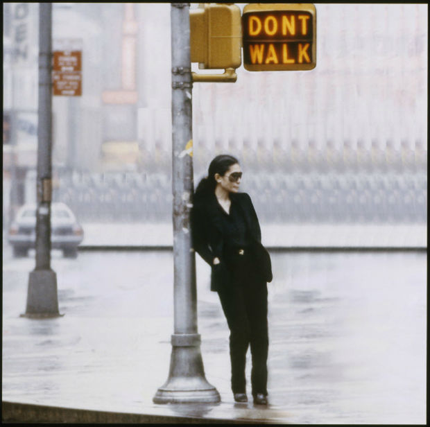 Yoko Ono em cena do filme 'Walking on Thin Ice', de 1981