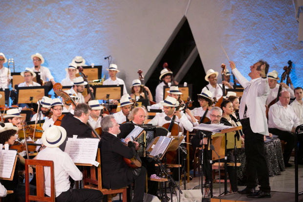 Carlos Moreno ( dir.) rege a Orquestra Acadmica do Mozarteum Brasileiro em Trancoso