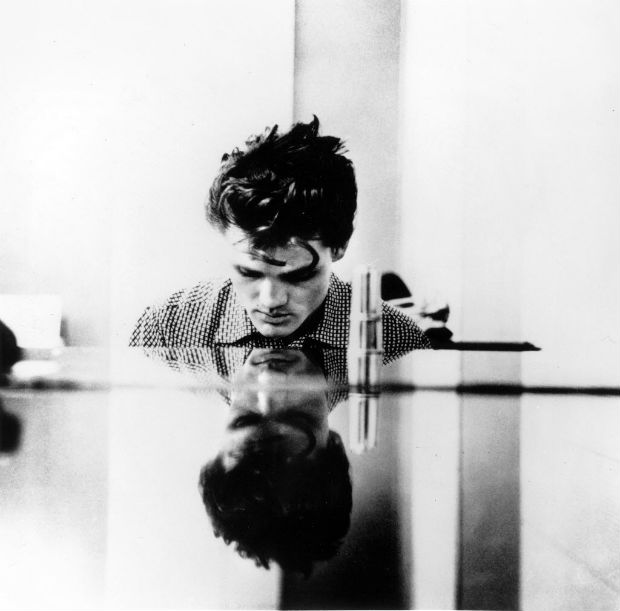 O msico Chet Baker ao piano durante gravao da sua msica "Let's Get Lost", em 1988. *** Let's Get Lost Let's Get Lost Year: 1988 - USA Chet Baker Director: Bruce Weber - AFP