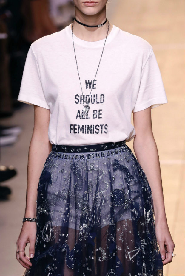 Modelo com camiseta da Dior em que se l 'Ns devemos todos ser feministas' em desfile de 2016