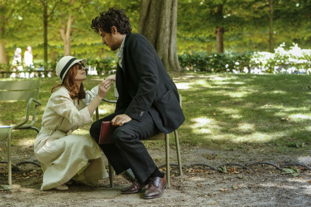 Isabelle Huppert (Araminte) e Louis Garrel (Dorante) em cena de 'As Falsas Confidncias