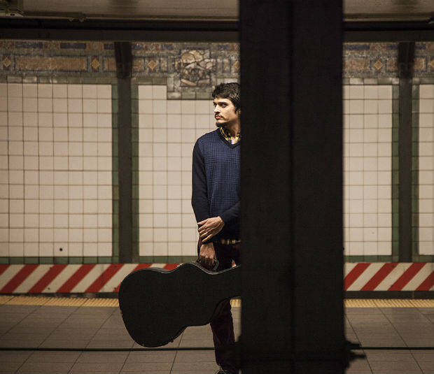 O compositor carioca Vinicius Castro no metr de NY, onde o projeto comeou