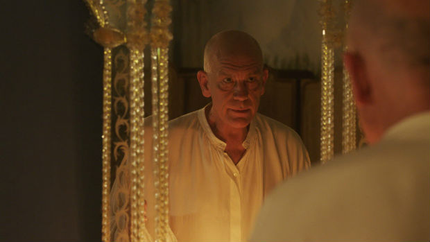John Malkovich em 'Variações de Casanova', no qual evoca personagens de outros filmes dele, como 'Ligações Perigosas' 