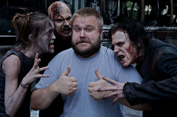 O criador da srie 'The Walking Dead', Robert Kirkman com zumbis