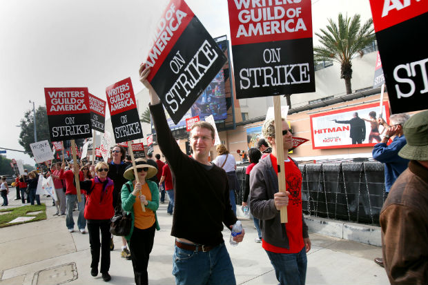 Membros do Writers Guild of America (sindicato dos roteiristas dos EUA) em greve de 2007