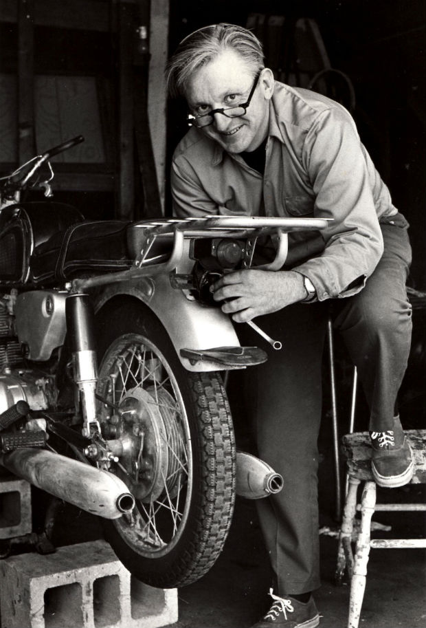 Robert M. Pirsig trabalhando em uma motocicleta em foto de 1975