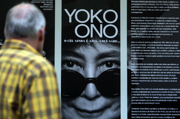 (170401) -- SAO PAULO, abril 1, 2017 (Xinhua) -- Un visitante recorre la exposición de Yoko Ono llamada "El Cielo Sigue Azul, Sabes...", en el Instituto Tomie Ohtake, en Sao Paulo, Brasil, el 1 de abril de 2017. La exposición pretende acercar al público a un panorama de la carreda de Ono a través de unas 65 obras interactivas "piezas de instrucciones" y se llevará a cabo en Sao Paulo del 1 de abril al 28 de mayo. (Xinhua/Rahel Patrasso) (rp) (jg) (rtg)