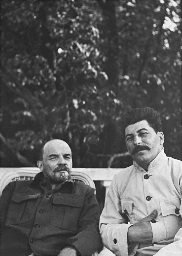 Lenin e Stalin nos arredores de Moscou, em 1922, na biografia do historiador Stephen Kotkin Credito Arquivo do Estado Russo de História Social e Política. Foto: Divulgacao ***DIREITOS RESERVADOS. NO PUBLICAR SEM AUTORIZAO DO DETENTOR DOS DIREITOS AUTORAIS E DE IMAGEM***