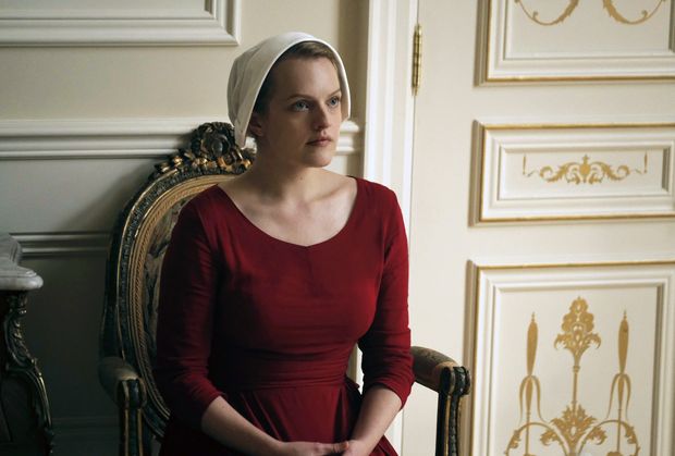 Elisabeth Moss como Offred em cena da srie 'The Handmaid's Tale