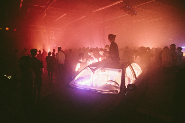 Decorao teve DeLoreans, o carro dos filmes "De Volta Para o Futuro", com luzes de LED.