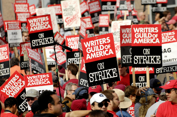 FILE PHOTO: Thousands of Writers Guild of America members and supporters hold signs during a large strike outside the Fox studio lot along the Avenue of the Stars in Los Angeles, California, U.S., on November 9, 2007. REUTERS/Chris Pizzello/File Photo ORG XMIT: HFS-LUC01 ***DIREITOS RESERVADOS. NO PUBLICAR SEM AUTORIZAO DO DETENTOR DOS DIREITOS AUTORAIS E DE IMAGEM***