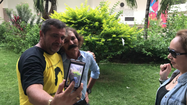 Ssia de Belchior, o vendedor Jos Edson Carvalho tira selfies durante velrio do artista