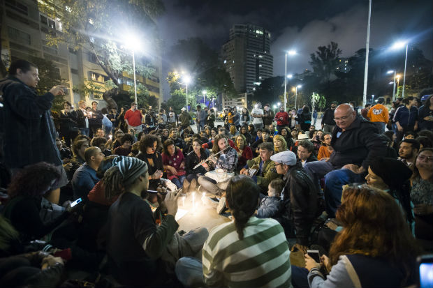 SAO PAULO, SP, BRASIL, 01-05-2017, 19h00: Fs cantam canes do cantor Belchior, evento na Praa Roosevelt. Eles cantaram a capela canes como 