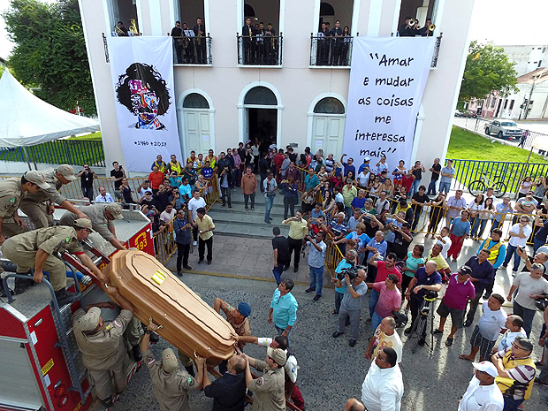 Corpo de Belchior chega ao Theatro São João, em Sobral (CE), cidade natal do músico, para ser velado