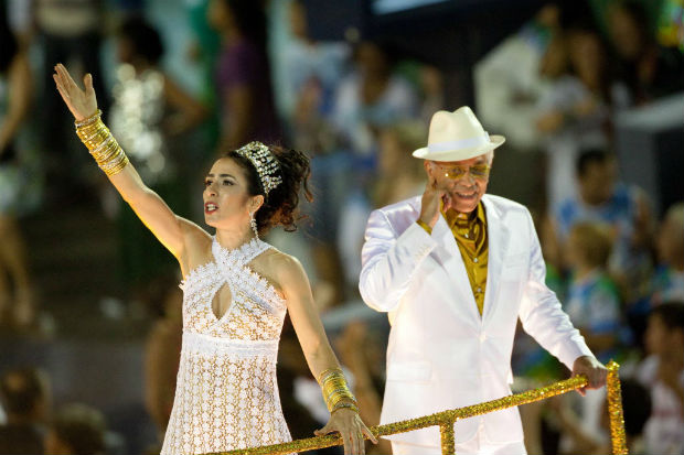 RIO DE JANEIRO, RJ, 19.02.2012 - Marisa Monte e Paulinho da Viola Desfile da escola de samba Portela que tem como samba-enredo 