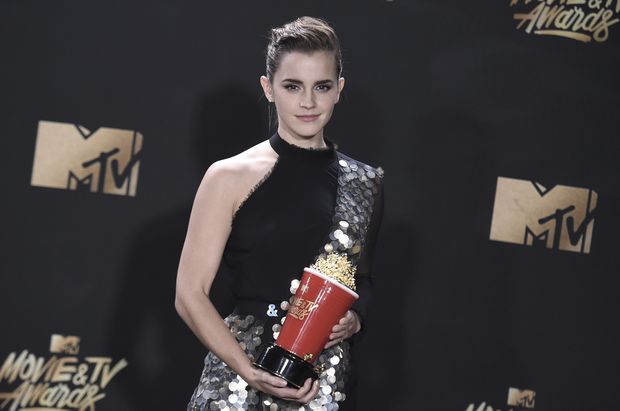 Emma Watson com o prmio do MTV Movie and TV Awards