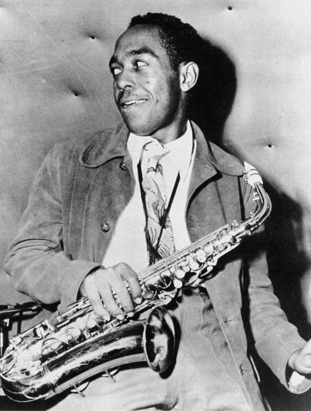 O saxofonista Charlie Parker, conhecido como 'Bird', no Billy Berg's Club, em Los Angeles, em 1945