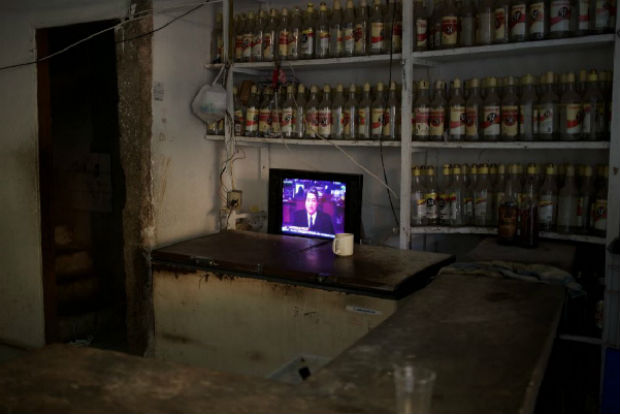 Foto da mostra inclui um bar da periferia que sintoniza o programa de José Luiz Datena 