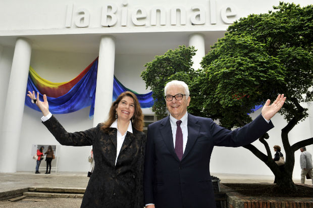 Christine Macel e Paolo Baratta em frente ao prdio da Bienal de Veneza