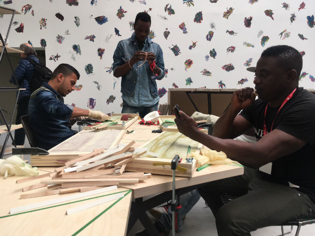 Refugiados trabalham na instalao de Olafur Eliasson na Bienal de Veneza