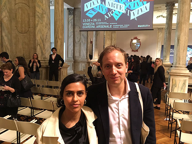 A artista Cinthia Marcelle e o curador Jochen Volz, premiados pelo pavilho brasileiro na Bienal de Veneza
