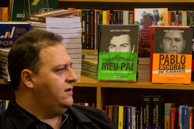SO PAULO, SP, 27.04.2017- LIVRO-SP- Juan Pablo Escobar, filho do narcotraficante colombiano, Pablo Escobar, durante o lanamento do seu livro, na livraria da Vila, que fica no bairro da Vila Madalena na zona oeste de So Paulo, na noite desta quinta-feira, (27). (Foto: Danilo Fernandes/Brazil Photo Press/Folhapress) *** PARCEIRO FOLHAPRESS - FOTO COM CUSTO EXTRA E CRDITOS OBRIGATRIOS ***