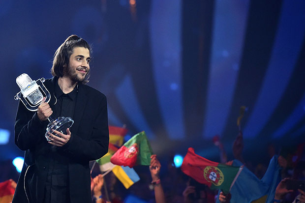 O português Salvador Sobral segura o troféu após vencer o Eurovision