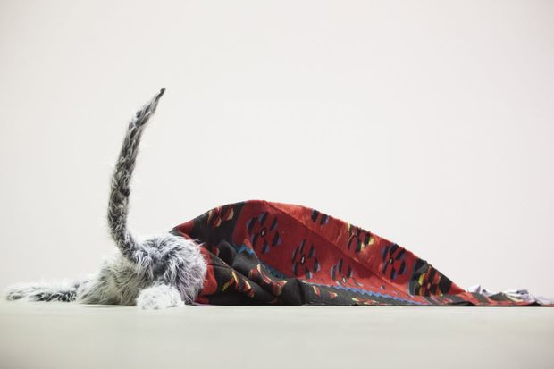 Fantasia de mariposa criada pelo artista Petrit Halilaj, de Kosovo, na Bienal de Veneza
