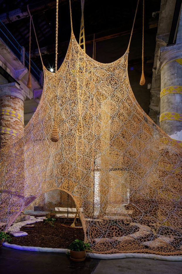 Tenda de croch inspirada em oca indgena criada por Ernesto Neto na mostra italiana 