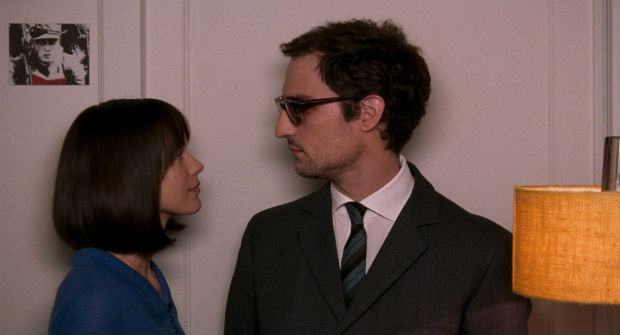 Os atores Stacy Martin (Anne Wiazemsky) e Louis Garrel (Jean-Luc Godard) em cena do filme 'Redoutable', dirigido por Michel Hazanavicius