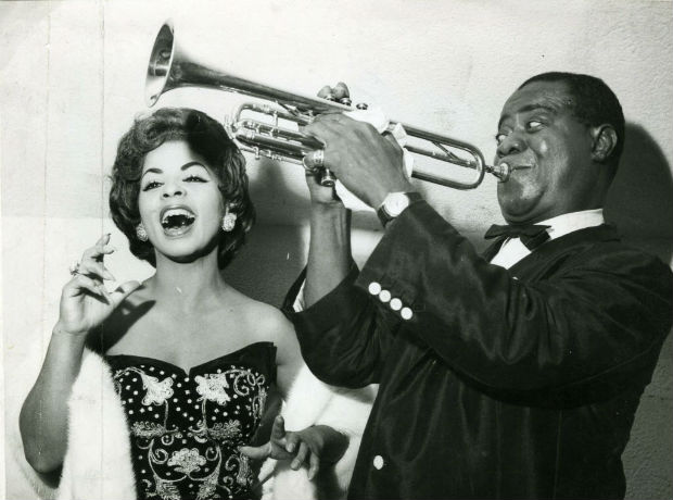 A cantora Ângela Maria ao lado do músico Louis Armstrong 