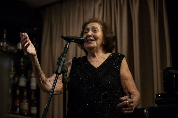 A cantora e compositora brasileira de 91 anos, Helena de Lima em show