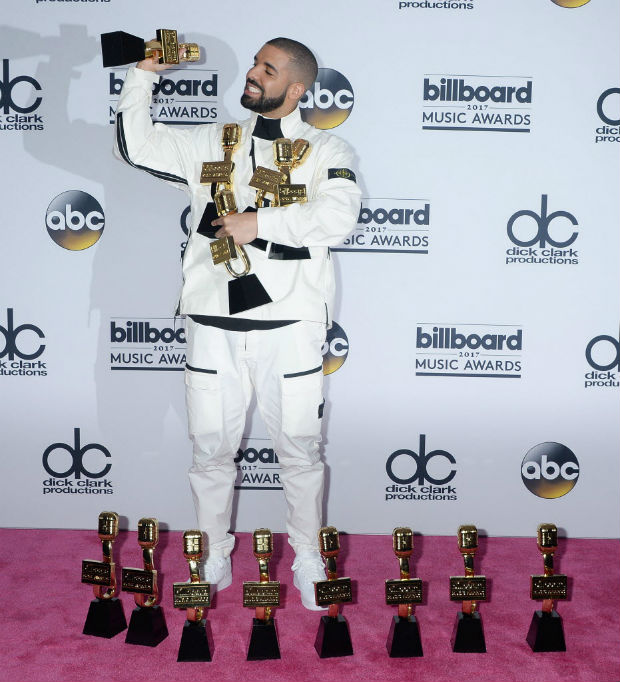 (170521) -- NEVADA, mayo 21, 2017 (Xinhua) -- Drake, posa luego de ganar 13 reconocimientos durante la entrega de los Premios Billboard Music 2017, en Las Vegas, Nevada, Estados Unidos, el 21 de mayo de 2017. (Xinhua/Broadimage/Rex Shutterstock/ZUMAPRESS) (vf) ***DERECHOS DE USO UNICAMENTE PARA NORTE Y SUDAMERICA***