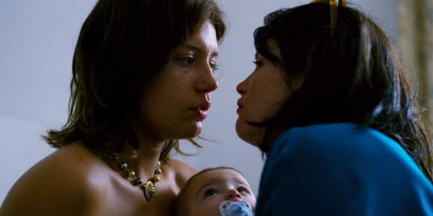 Sandra (Adle Exarchopoulos) e Tara (Gemma Arterton) em cena de 'Faces de Uma Mulher', filme de Arnaud des Pallires