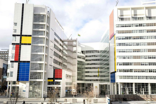 Prefeitura de Haia coberta por rplicas do trabalho de Mondrian.