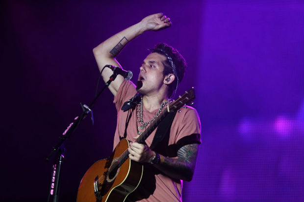 U.S. singer John Mayer performs at the Rock in Rio Music Festival in Rio de Janeiro September 21, 2013. REUTERS/Ricardo Moraes (BRAZIL - Tags: ENTERTAINMENT) FOR EDITORIAL USE ONLY. NOT FOR SALE FOR MARKETING OR ADVERTISING CAMPAIGNS ORG XMIT: RJO19