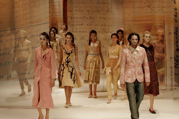 Desfile de Ronaldo Fraga; mineiro  tema do primeiro episdio de 'Designers do Brasil